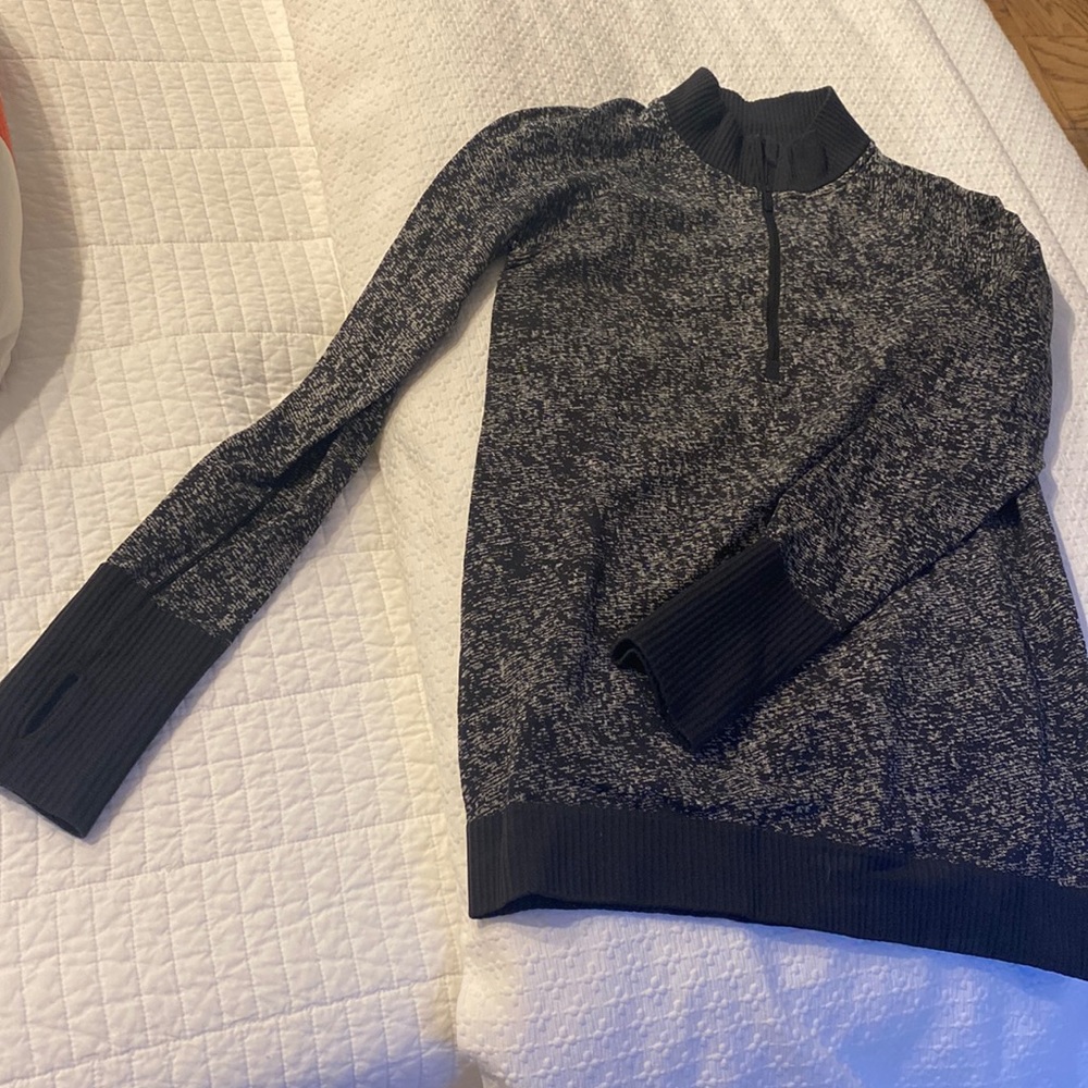 Lululemon Size 6 workout halfzip Top with thumb holes. Rulu run